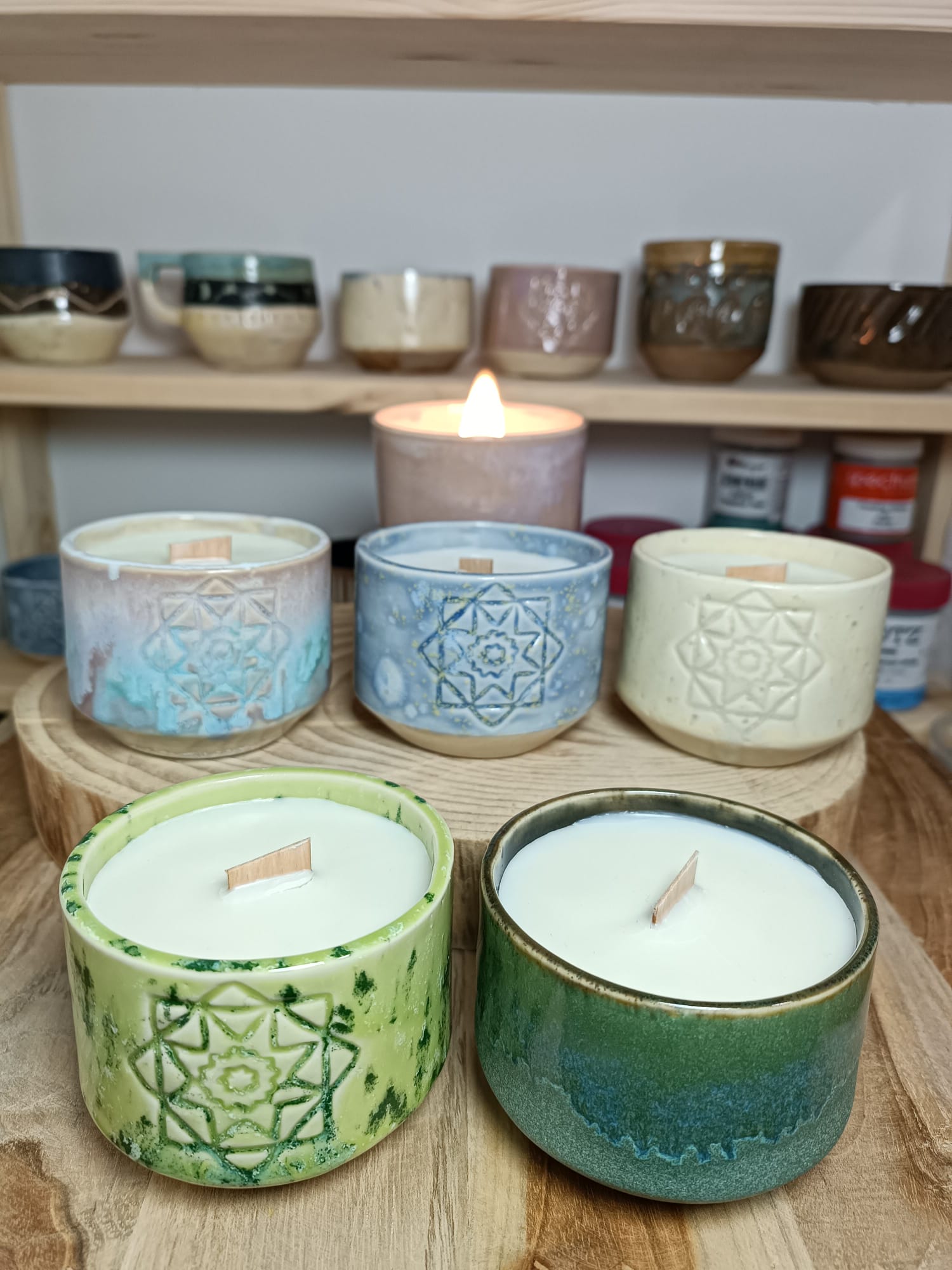 Velas aromáticas de soja en recipientes de cerámica